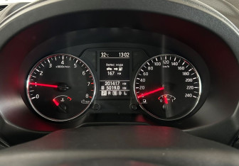 Подержанный автомобиль Nissan X-Trail 2011 года (13 фото)