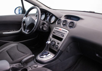 Подержанный автомобиль Peugeot 408 2015 года (10 фото)