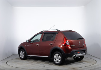 Подержанный автомобиль Renault Sandero 2014 года (7 фото)