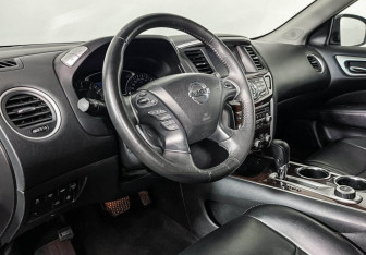 Подержанный автомобиль Nissan Pathfinder 2014 года (13 фото)