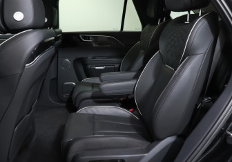 Подержанный автомобиль Hongqi E-HS9 2021 года (10 фото)