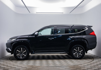 Подержанный автомобиль Mitsubishi Pajero Sport 2016 года (8 фото)
