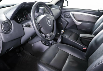 Подержанный автомобиль Renault Duster 2012 года (11 фото)