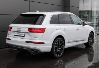 Подержанный автомобиль Audi Q7 2016 года (5 фото)