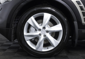 Подержанный автомобиль Infiniti QX70 2015 года (25 фото)