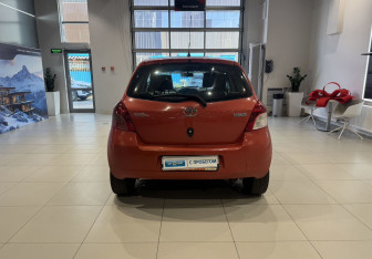 Подержанный автомобиль Toyota Yaris Hatchback 2007 года (5 фото)