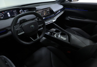 Подержанный автомобиль Changan UNI-V 2023 года (7 фото)