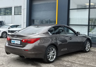 Подержанный автомобиль Infiniti Q50 2015 года (5 фото)