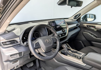 Подержанный автомобиль Toyota Highlander 2025 года (17 фото)