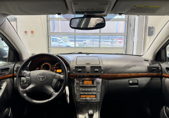 Подержанный автомобиль Toyota Avensis Sedan 2006 года (11 фото)