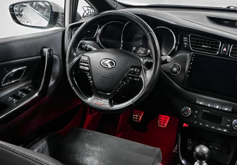 Подержанный автомобиль Kia Ceed GT 2014 года (14 фото)