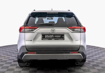 Подержанный автомобиль Toyota RAV4 2021 года (6 фото)