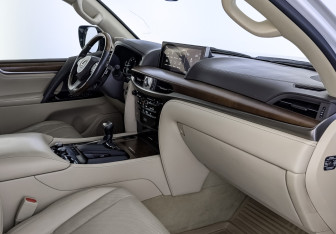 Подержанный автомобиль Lexus LX 2019 года (11 фото)