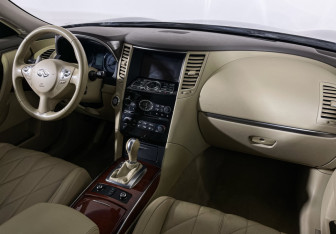 Подержанный автомобиль Infiniti QX70 2014 года (9 фото)