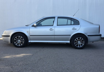 Подержанный автомобиль Skoda Octavia Liftback 2005 года (8 фото)