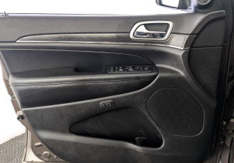 Подержанный автомобиль Jeep Grand Cherokee 2018 года (19 фото)