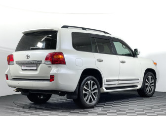 Подержанный автомобиль Toyota Land Cruiser Suv 2013 года (5 фото)