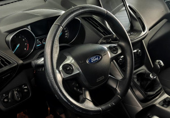 Подержанный автомобиль Ford Kuga 2013 года (12 фото)