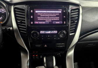 Подержанный автомобиль Mitsubishi Pajero Sport 2017 года (14 фото)