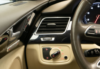 Подержанный автомобиль Audi A8 2016 года (12 фото)