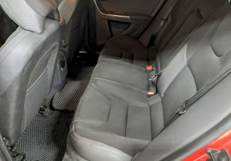 Подержанный автомобиль Volvo S60 2012 года (16 фото)