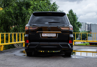 Подержанный автомобиль Lexus LX 2020 года (5 фото)