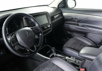 Подержанный автомобиль Mitsubishi Outlander 2021 года (8 фото)