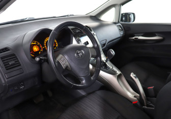 Подержанный автомобиль Toyota Auris Hatchback 2007 года (13 фото)
