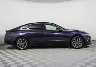 Подержанный автомобиль Hyundai Sonata 2021 года (4 фото)