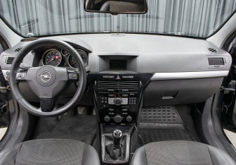 Подержанный автомобиль Opel Astra Sedan 2010 года (12 фото)