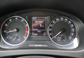 Подержанный автомобиль Skoda Rapid Liftback 2015 года (17 фото)
