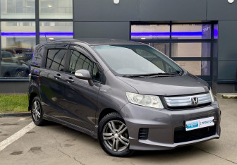 Подержанный автомобиль Honda Freed 2013 года (3 фото)