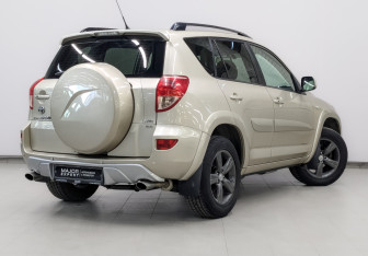 Подержанный автомобиль Toyota RAV4 2007 года (5 фото)