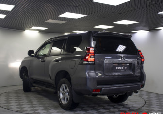 Подержанный автомобиль Toyota Land Cruiser Prado 2018 года (24 фото)