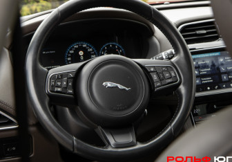 Подержанный автомобиль Jaguar F-Pace 2017 года (11 фото)
