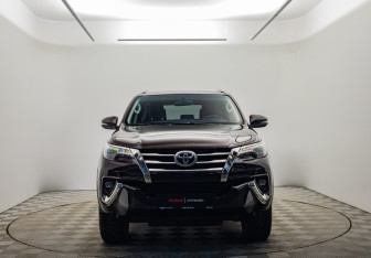 Подержанный автомобиль Toyota Fortuner 2018 года (2 фото)