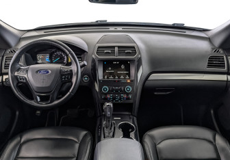 Подержанный автомобиль Ford Explorer 2018 года (14 фото)