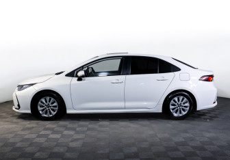 Подержанный автомобиль Toyota Corolla Sedan 2022 года (8 фото)