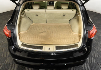 Подержанный автомобиль Infiniti QX70 2015 года (10 фото)