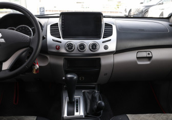Подержанный автомобиль Mitsubishi L200 2012 года (15 фото)