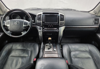 Подержанный автомобиль Toyota Land Cruiser Suv 2012 года (12 фото)