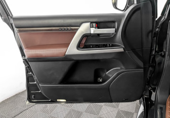 Подержанный автомобиль Toyota Land Cruiser Suv 2018 года (19 фото)
