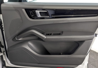 Подержанный автомобиль Porsche Cayenne 2020 года (24 фото)