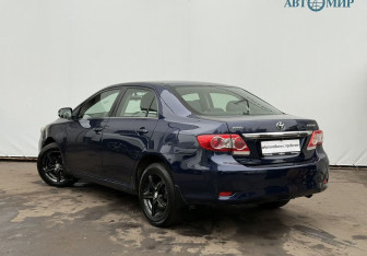 Подержанный автомобиль Toyota Corolla Sedan 2010 года (7 фото)