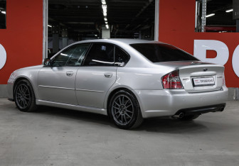 Подержанный автомобиль Subaru Legacy Sedan 2004 года (7 фото)