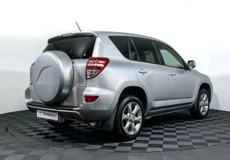 Подержанный автомобиль Toyota RAV4 2011 года (5 фото)