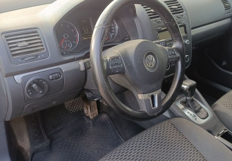 Подержанный автомобиль Volkswagen Jetta Sedan 2009 года (14 фото)