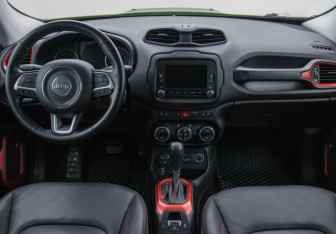 Подержанный автомобиль Jeep Renegade 2017 года (13 фото)