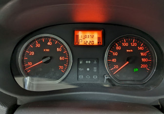 Подержанный автомобиль Renault Sandero 2012 года (24 фото)