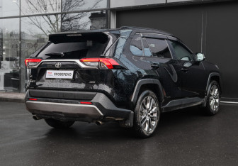 Подержанный автомобиль Toyota RAV4 2021 года (4 фото)